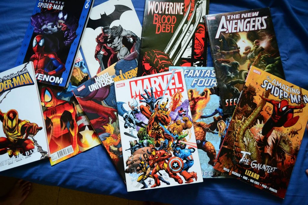 Image représentant une collection de personnages de Marvel et DC Comics, mettant en scène un éventail coloré et diversifié de super-héros et de méchants emblématiques des deux univers.