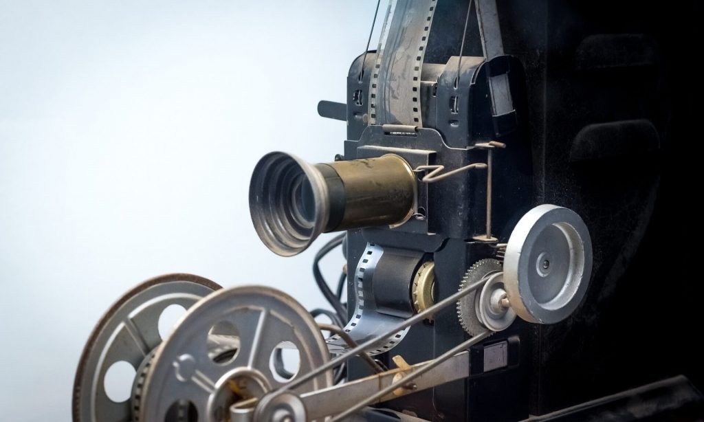 Une image captivante d'une caméra de cinéma vintage, une pièce emblématique de l'histoire du cinéma, avec ses détails complexes et son charme nostalgique.